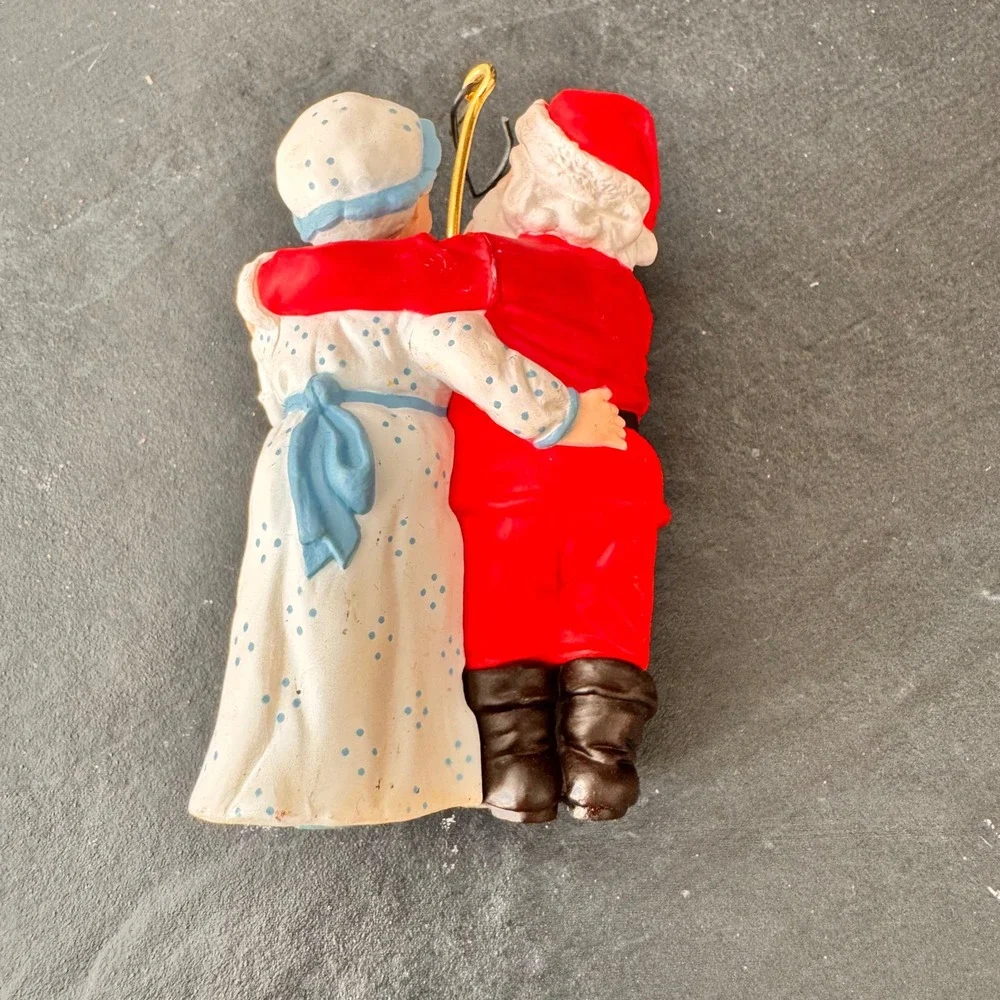 1994 Hallmark Ornament Mr. And Mrs. Santa Claus #9 A Handwarming‎ Present
